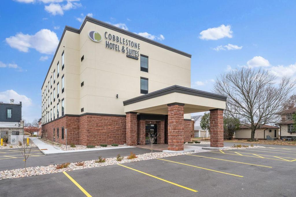 Cobblestone Hotel & Suites - Mosinee Exterior photo